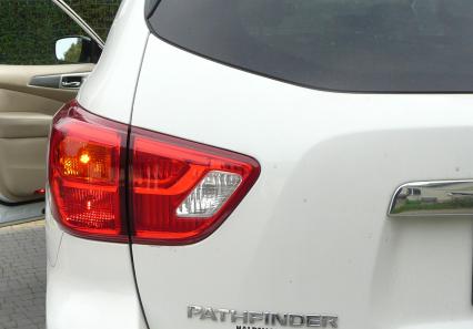Nissan Pathfinder - kierunkowskazy tył, światło przeciwmgłowe  USA>EU