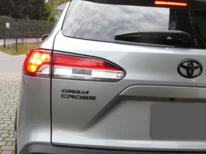 Toyota Corolla Cross (2022) - modyfikacja tylnych lamp + przeciwmgłowe USA > EU