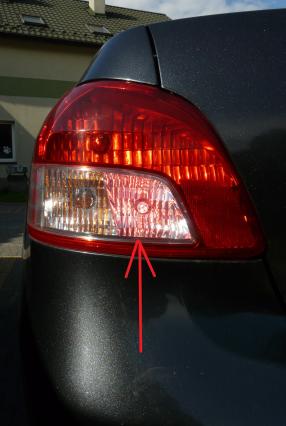 Toyota Yaris  (2007 - sedan) USA - modyfikacja przednich reflektorów + tylne światło przeciwmgłowe